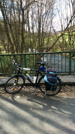 Auf einer Ahrbrücke zwischen Ahrhütte und Uedelhoven