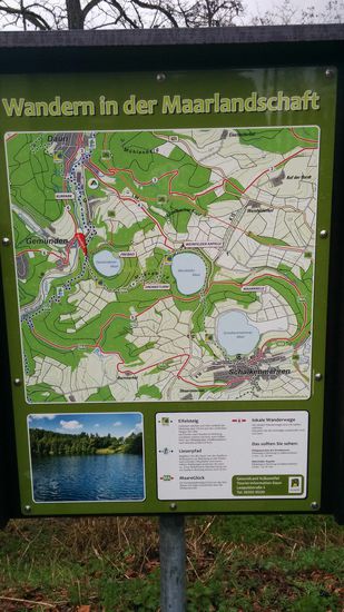 Die Übersichtstafel am Gemündener Maar