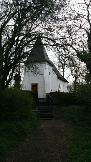 Die Weinfelder Kapelle direkt am Maar gelegen