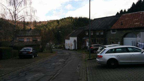 Die Ortsdurchfahrt durch das kleine Eifel-Örtchen Trittscheid.