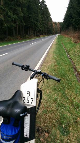 Warum eine verwinkelte, zeitraubende Radweg-Verbindung benützen, wenn man die wegen einer kleinen Baustelle in Wallenborn auf etliche km für sich fast alleine nutzen kann ? Nur für Anlieger war die B 257 frei und auch nach Wiedereinfädelung des Umleitungsverkehrs, was sich fast nicht bemerkbar machte, war es auf dieser Straße überaus ruhig. Da war wirklich gut voranzukommen.