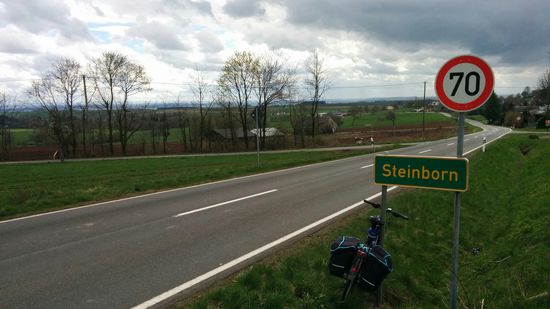 Schon ein gutes Stück vor Steinborn ging es längere Zeit zügig abwärts von den Eifel-Höhen in Richtung Kylltal Nähe Bitburg. In Verbindung mit deutlich weniger Gegen- und Seitenwind-Einfluß eine Wohltat, Belohnung und Genugtuung zugleich für den  gestrigen Großkampftag Köln-Daun.