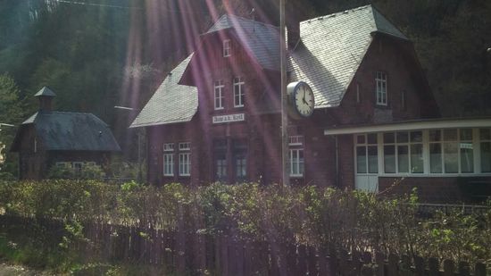 Der idyllisch gelegene Bahnhof Auw (schreibt man wirklich so) an der Kyll (hat auch eine eigene Homepage) mit sog. Krüppelwalmdächern.