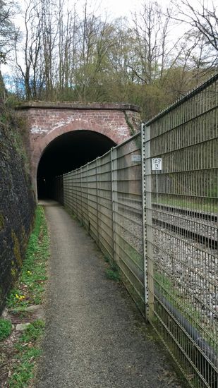 Der Kyller Tunnel mit 138 m Länge. Im Tunnel braucht man keinen unangenehmen Luftzug von Zügen rechts vom Zaun fürchten,...
