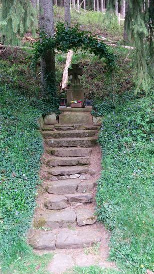 Ein Wegekreuz an einem Waldhang nahe der Ortschaft Kordel