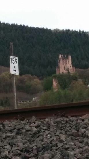 Burg Ramstein bei der Ortschaft Kordel vom Radweg aus unterhalb der Bahnlinie gesehen