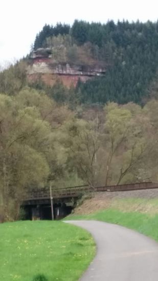 Felsformation hoch am Waldhang