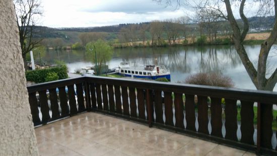 Da ich nicht mit dem Rad nach Trier rein wollte, fuhr ich dann nördlich von der Kyll-Mündung ab Trier-Ehrang noch einige km moselabwärts, wo ich nach einem Fehlschlag bzgl. Quartiersuche in der Ortschaft Quint nochmals etwas weiter in Schweich-Issel ein Zimmer in einer Privatpension mit direktem Blick vom Zimmerbalkon auf die von rechts nach links vorbeiströmende Mosel für mich sichern konnte. So mag ich es !!!