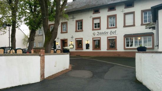 Nach Bezug meiner Privatpension brauchte ich dann nur noch zwei Gebäude weiter gehen, um im obigen "Isseler Hof" meine tagsüber kurbelnd verbrannten Kalorien wieder ausgiebig aufzufüllen...