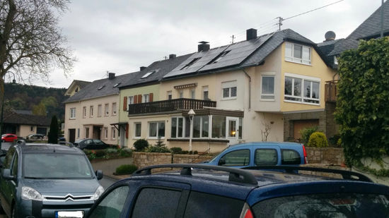Meine Privatpension mit meinem Balkon für "schlappe" € 35,-- incl. reichlichen Frühstück, sowie absolut netten Hausleuten. Übrigens hat es die wenigen km aus Richtung Kyll-Mündung doch mal soviel regen-geschauert, daß die Straßen bzw. "mein" Moselradweg sogar mal naß und nicht nur angefeuchtet wurde. Aber die Regenhose blieb ob der geringen Regenmenge weiterhin, wie auf der gesamten Tour, in der in Fahrtrichtung rechten Packtasche (damit ich sie im "Regennotfall" schnell finden konnte) verpackt. Jetzt im Nachhinein kann ich ja schelmisch über den fast komplett ausgebliebenen Regen schreiben 
Bei der nächsten Ferntour kann es ja wieder mal gänzlich anders aussehen.