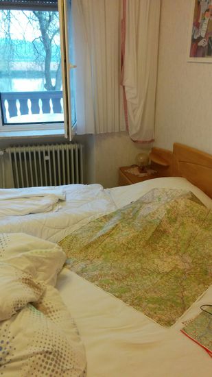 Ganz im Voraus noch ein letztes Bild vom "Mosel-Quartier" in Schweich mit auf dem Bett ausgebreiteter Fahrradkarte "Rheinland-Eifel" gegen 7:50 Uhr, als ich noch überlegte, den Tag doch noch komplett per Rad abzuhandeln, aber innerlich war ich doch schon zu sehr auf den Eisenbahn-Transfer eingestimmt.