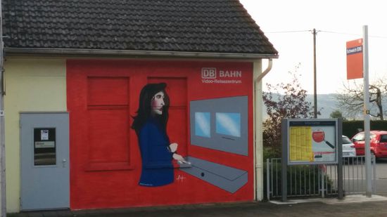 Moderne Bahn: Im Bahnhof Schweich kann man sich, wenn man mit der Bedienung des Automaten nicht vertraut ist, Fahrkarten per Bildschirm, Mikrofon und Lautsprecher ausstellen lassen, indem man sich mit einem Bahn-Mitarbeiter in der nächsten Zentrale verbinden läßt. Das Ticket muß dann nur noch ausgedruckt werden. Allerdings auch Blödsinn, wenn wie hier am Sonntag dieses Video-Reisezentrum geschlossen ist, obwohl das Reisezentrum in Trier Hbf (nächste Zentrale) sonntags von 10 - 18 Uhr geöffnet ist. Diesen Vertriebsweg hätte ich gerne mal getestet.