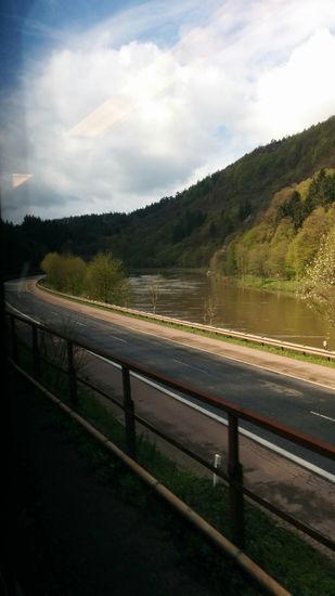Im September 2008, also vor 7,5 Jahren, fuhr ich im Rahmen der "Lahn-Mosel-Saar-Tour" schon mal auf dem Rad- und Wandererweg zw. der Saar und der Straße entlang. Das hier war zw. Trier und Saarbrücken ein kleines Stück vor Mettlach, wo die Firma Villeroy &amp; Boch mit ihren Keramikprodukten für Küche, Bad etc. ansässig ist. Gleich in der Nähe dann auch die Saarschleife mit ihrem berühmten Aussichtspunkt "Cloef", wo man mit dem Zug aber nicht hinkommt.
Auf jeden Fall wieder tolle Erinnerungen an die damalige Radtour aus dem dahinfahrenden Zug !