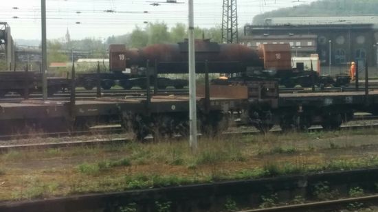 Im Hintergrund mit der Nr. 18 ein schwerer, 16-achsiger Torpedowagen von "Saarstahl" im Bahnhof Völklingen/Saar. In diesen Torpedos können bis zu 320 Tonnen Eisenschmelze Dank der speziellen Schamotte-Isolierung bis zu 30 Std. flüssig gehalten werden.