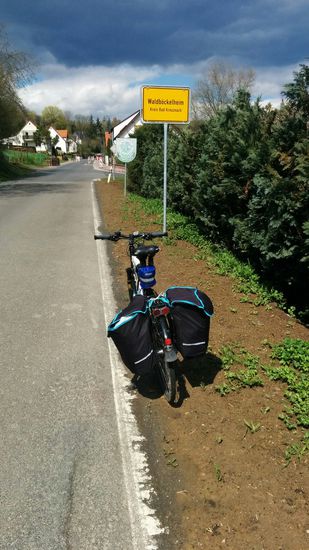 Tagesziel Waldböckelheim ohne körperliche Auslastung nach 11,98 km Radstrecke erreicht. Allerdings Marks Zuhause erst nach einer kleinen Ehrenrunde und telefonischer Wegeanleitung gefunden - immer diese verwirrenden Großstädte...
Die heutige Übernachtung in einem örtlichen Gasthof buchte Mark übrigens in meiner Anwesenheit telefonisch, so daß ich diesbzgl. unbelastet war und im Notfall in seinem Hause auf der Couch hätte nächtigen können.
Auf jeden Fall war's gut, schon kurz nach 14 Uhr bei Mark und seiner Familie angekommen zu sein, da dann immerhin ca. 3 Std. Zeit zum Ratschen über Vergangenes und Aktuelles blieben. Komplett mit Rad hätte das nie funktioniert.