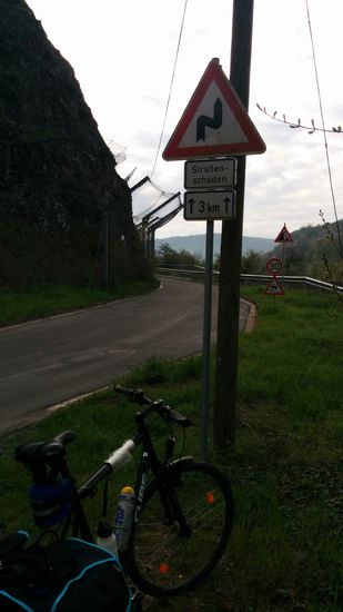 Gleich anfangs des heutigen Tages: Links oberhalb der Straße ist ein mächtiger Fangzaun gegen Steinschlag vom Felshang angebracht.