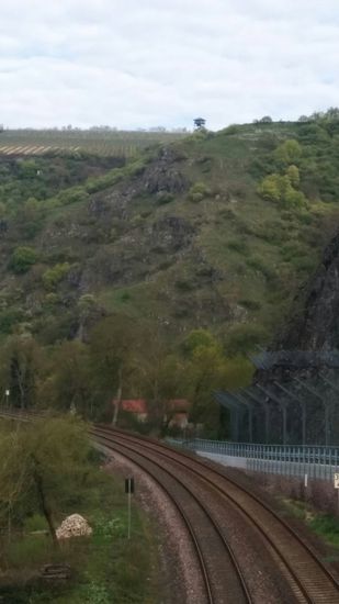 Im Rückblick von einer Eisenbahnüberführung nochmals der Fangzaun rechts im Bild.