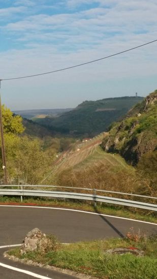 Nach einem steilen Anstieg ein Rückblick ins Nahetal. Übrigens: nur einmal während der ganzen Tour habe ich am ersten Tag durch die Eifel trotz der relativ schweren Packtasche ein kurzes Stück noch oben geschoben - nur nicht zu locker lassen !