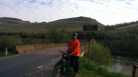 Wieder abgesunken auf's Höhenniveau der Nahe. Die steile Kuppe konnte man aber nicht umgehen.