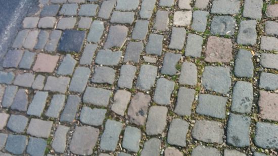 Da hat meine nette Fotografin zwar versehentlich abgedrückt, aber das war das Kopfsteinpflaster an meinem Standplatz und auch auf der Brücke.