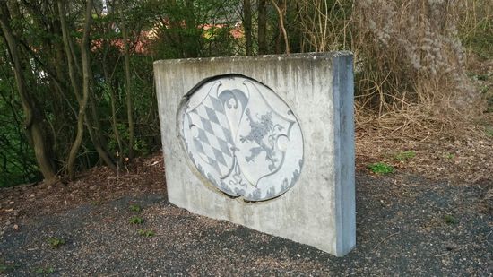 Am Gedenkstein zur Linken gut erkennbar das Rautenmuster.