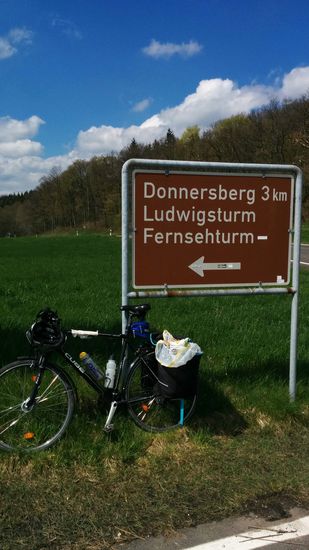 Kleine frühnachmittägliche Pause an der Straße über bzw. um den Donnersberg herum. Wie sich gleich herausstellte war dies heute nach bisher viel recht hügeligen Geländes der höchste Tourpunkt, da es nun lange und recht flott in die Niederungen der ca. 35 km breiten Oberrheinischen Tiefebene abwärts ging - vorher nur noch von wenigen sanften Hügelchen aufgelockert.