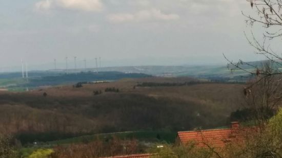 Auf dem Foto sieht man es leider nur äußerst schemenhaft. In Bildmitte etwa im Bereich zwischen den Rotorachsen und dem Bodenpunkt der dunklen Windräder schimmert der Höhenzug des Odenwalds entgegen. Das sind auf der Karte nachgemessen vom momentanen Standpunkt ca. 50 km, bis Eberbach, das im Naturpark Neckartal-Odenwald liegt, dann gut 70 km Luftlinie. Heute natürlich nicht mehr erreichbar, aber morgen recht locker, deshalb gibt's einen zusätzlichen Fahrtag und heute deshalb weiterhin ein freudiges möglichst weites dahinrollen bis ...? (zu diesem Zeitpunkt noch ungewiß !)