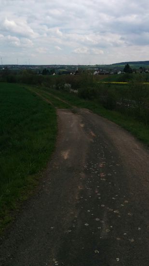    Ende befestigter Radweg ! Das war gut 50 m vorher an der unbeschrifteten Weggabelung nicht einsehbar - also kurz zurück (ohne Schimpfen etc. !) und rechterhand jenseits der abgesenkten B 47 weiter nach Dreisen (im Hintergrund)