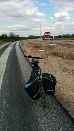 Jetzt aber wieder weg vom Weinbau-Exkurs und extremen Landschafts-Weitblicken, sondern weiter auf der im Bau befindlichen Umgehungsstraße von Heßheim. 
Echt beeindruckend wie breit der kombinierte Rad- und Gehweg ist - zur Rechten etwas erhöht die eigentliche Straße.