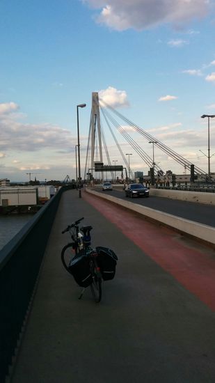 Kurz vor 19 Uhr auf der Kurt-Schumacher-Brücke mit Position ca. über der Mitte des Rheins, also Wechsel des Bundeslandes, d.h. das Vorderrad könnte schon im "Badischen" Baden-Württemberg ruhen, das Hinterrad noch in der "Pfoiz" (bayr. für Rheinland-Pfalz). Eine Begrüßungstafel oder sonstige Markierung war leider nicht zu sehen.