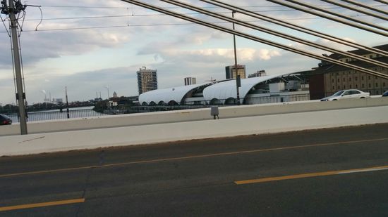 Ausblicke von obiger Brücke: weiß bedacht das Einkaufszentrum "Rhein-Galerie" in "LU"dwigshafen