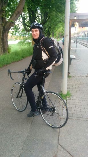 Mein "Follow me"-Rennradler, der mich trägen Fernradler mit Reiserad und Packtasche ein Stück durch die City von Mannheim in seinem Windschatten geleitete und auch noch einige Fahrtipps für den morgigen Tag gab. Top !!!