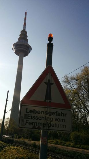 Gestern bei Dielkirchen die (erhöhte) Gefahr von Greifvogelattacken, heute Eisschlag vom Fernsehturm? Hat man denn gar keine Ruhe mehr auf Radtour in der Ferne?
"Alles Gute kommt von oben"
Aber nachdem die Rundumleuchte auf dem Schild (falls sie denn überhaupts funktioniert hätte...) nicht aktiv war, passierte ich die Gefahrstelle mit einigen beherzten Pedaltritten in wieder offensichtlich sichere Gefilde   
Nota bene: 
Die größte Gefahr auf Radwegen geht sowieso von den Radfahrern selbst aus, die in die Luft und zur Seite guckend dahinschlingern und sich nicht auf ihren Fahrtweg vorausschauend konzentrieren - dies mal in aller Deutlichkeit ausgedrückt !