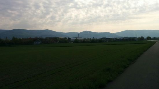 Mitte der rechten Bildhälfte überschneiden sich von links ein etwas dunklerer Ausläufer des Höhenzugs mit einem etwas helleren solchen, der von rechts kommt. Da meiner hoffentlich richtigen geographischen Einschätzung nach zwischen diesem Versatz der Neckar herauskommt, heißt dies für mich, daß ich da rein "muß" - ausser ich würde ab Heidelberg meine Routenführung  kurzfristig in eine ganz andere Richtung "flexibilisieren".