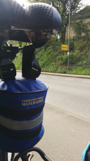 Maxlrain auf meiner Satteltasche war dem ersten Passanten, dem ich auf Heidelberger Stadtgebiet nach dem richtigen Weg durch die Stadt fragte, nicht geläufig, Bad Aibling jedoch sehr wohl:
Mit einem leicht angesäuerten Lächeln merkte er an, daß zwei Tage vorher die Aiblinger Basketballerinnen hier das entscheidende Aufstiegs-Playoff in die 1. Bundesliga für sich entschieden  hatten. Fairerweise wies er mir aber trotzdem den richtigen Weg, der auch nur schwerlich zu verfehlen gewesen wäre 