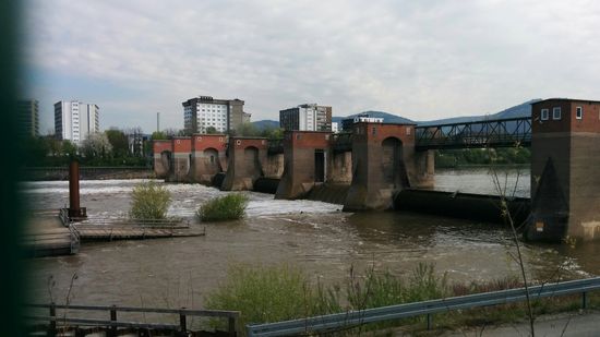Der Wehrsteg über den zu diesem Zeitpunkt hochwasserführenden Neckar