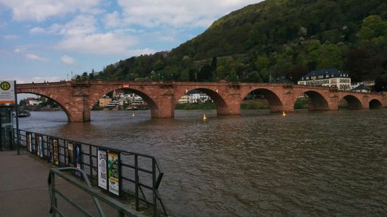 Die berühmte "Alte Brücke" von Heidelberg im Blick zurück