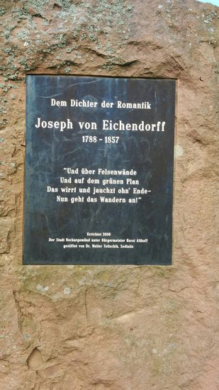 Etwas Romantik für (Rad-)Wanderer gefällig?
Auf einem Gedenkstein gegenüber Burg Schadeck.