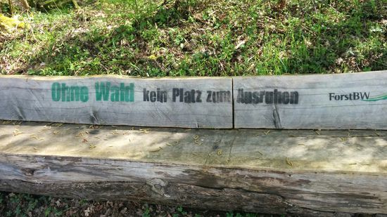 Aufschrift auf der Rückenlehne der Mega-Ruhebank