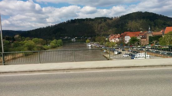 Jetzt stehe ich auf der Neckarbrücke dieser recht unspektakulären Kleinstadt Eberbach und blicke dem Neckar flußabwärts entgegen meiner Fahrtrichtung noch einmal nach - ich kam von der linken Flußseite an. Jetzt zum "warum?" dieses Tour-Endes hier und das schon gegen 13:15 Uhr (am Bahnhof). Während meiner letztjährigen Tour von Frankfurt durch den Odenwald kam ich von rechts hinter dem Höhenzug in Bildmitte über die linke Bildseite am hier rechten Neckarufer auf die Brücke und radelte linkerhand in Richtung meines Rückens flußaufwärts bis Lauffen am Neckar, bis ich mich anderntags nach Durchfahrt in Stuttgart bei Plochingen vom Neckar abnabelte. So habe ich heute das Teilstück von der Mündung in den Rhein bis hierher geschlossen und es würde gut anstehen, zu einem späteren Zeitpunkt noch den fehlenden Teil von Plochingen hoch zur Neckarquelle bzw. umgekehrt abzufahren, da der Neckar dann komplett auf dem zugehörigen Radweg abgefahren wäre. Auf jeden Fall war hier auf der Brücke der symbolische Schnittpunkt zur letztjährigen Radferntour erreicht und eine Übernachtung war auch überflüssig, da ich gegen 14:13 Uhr noch eine Zugverbindung bekam, die mich meinen Heimatbahnhof Westerham kurz vor 21 Uhr erreichen ließ.