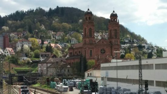 Knapp eine Stunde vor Abfahrt meines Zuges erreichte ich den Bahnhof Eberbach und knipste dieses offizielle Schlußfoto von der Fußgänger- und Radfahrerüberführung über den Bahnhofsbereich.
Rechterhand die eindrucksvolle Pfarrkirche St. Johannes Nepomuk (der Färbung nach sicherlich auch aus regional gebrochenem Sandstein gefertigt).
Links unterhalb verschwinden die Gleise gleich in meine Fahrtrichtung gesehen in einem Tunnel, der unter dem dahinterliegenden Berg verläuft.
Der aktive Teil dieser knapp 410 km (ohne Eisenbahnstrecken) betragenden
Radferntour Köln - Eberbach (Neckar)
über Daun-Schweich (Mosel) - Waldböckelheim - Mannheim
vom 15. April 2016 bis 19. April 2016
ist hiermit ohne Pannen, Stürze und sonstige grobe Unzulänglichkeiten (z.B. Geldstrafen wegen erheblicher Geschwindigkeitsüberschreitung in einem Camping-Areal   ) gut zu Ende gegangen, was ich sehr gerne an dieser Stelle dankend erwähnen möchte.