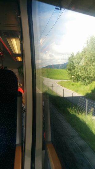 Rechter Hand vom Zug auf der Anfahrt nach Innsbruck hinter Kufstein ein Stück des Innradwegs auf dem ich drei Tage später von vorne her kommend wieder in Richtung Kufstein und Rosenheim auf dem Fahrrad dahinrollen sollte.
Nebenbei bemerkt:
Alle Fotos in diesem Bericht wurden mit einem nicht mehr ganz aktuellen Smartphone getätigt, weshalb auch keine besonderen fototechnischen Anforderungen erfüllt werden können.
Auch auf technische Nachbearbeitung der Ablichtungen wurde verzichtet, da der zeitliche Aufwand sonst übermäßig ausgeartet wäre.
