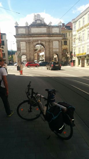 Beim großzügig anberaumten Umsteigeaufenthalt in Innsbruck (ca. 75 min) ein kurzer Exkurs in die Stadt zur Triumphpforte. Bei Anfahrt um eine Zug-Möglichkeit später wäre ich aufgrund der knappen Umsteigezeit nicht aus dem Bahnhofsareal herausgekommen. Und für die Radtour selbst gesehen war mir von vornherein klar, daß ich Innsbruck schnellstmöglich durchqueren würde, mal davon abgesehen, daß es von der bestehenden Tageszeit her für eine Übernachtung recht passend wäre.