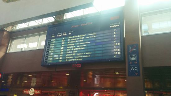 Bei der Rückkehr in den Innsbrucker Hauptbahnhof:
Ist ja klar, daß alle Züge pünktlich sind - fast alle - nur meiner aus den beiden Zugteilen in Richtung Bregenz und Zürich mit Zugteilung in Feldkirch wird schon mit 11 Minuten Verspätung angezeigt, was für das im obigen Text schon beschriebene Verpassen meines Anschlußzuges in der Schweiz verantwortlich zeichnete. Noch hatte ich aber Hoffnung, daß der Lokführer zumindest während meiner späteren Anwesenheit auf dem Führerstand ein paar Minuten Verspätung abzwicken könnte.
