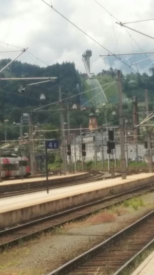 Blick auf den Bergisel mit der mächtigen Sprungschanze vom Innsbrucker Bahnsteig aus.