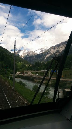 Blick aus dem Führerstand des Railjet 160 zwischen den Stationen Ötztal und Imst-Pitztal. Von Schiene und Straße flankiert, mein Radl-Thema für die nächsten Tage: 
Der Inn