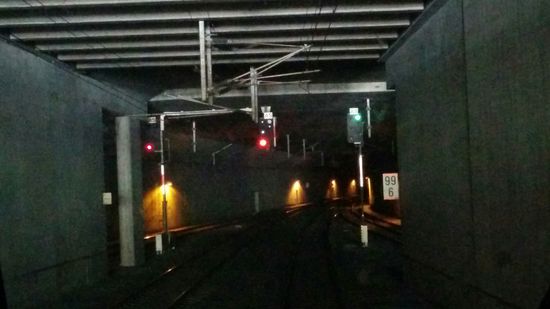 Hier steht mein Zug gerade im Bahnhof St. Anton am Arlberg, genauer gesagt stehen die Waggons noch im Freien, während meine Lok sich schon im mit 10648 m langen, unmittelbar an den Bahnhof anschließenden Arlberg-Eisenbahntunnel befindet. Wie hoch ist übrigens der Arlberg, unter dem dieser Tunnel durchführt?
NULL Meter, denn es gibt gar keinen "Arlberg". Der Arlberg stellt eine ganze Region dar - damit es auch die letzten nach mir wissen sollen