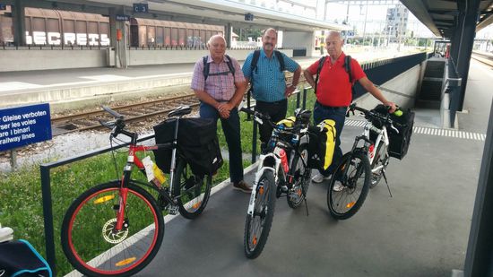 Beim gut einstündigen verspätungsbedingten Zwangsaufenthalt in Buchs SG / Schweiz:
Während meiner relativ kurzen Fahrzeit im Waggon hatte ich bereits dieses Kärtner Dreigestirn, Urgestein oder Triumvirat - wie man es auch immer nennen will - kennengelernt. Die waren auch willens, den Inn von der Quelle bis zur Mündung kurbelnd zu begleiten.
Von links der Franz, dann Hans und Hans, sprich Doppel-Hans.
Mit ihnen ging's dann weiter über Chur und von dort mit der Rhätischen Bahn bis St. Moritz, wo die drei ihr Quartier vorgebucht hatten und anderntags mit Bus nach Maloja fahren und den Innradweg in Angriff nehmen wollten.