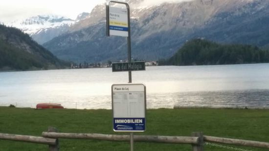 Blick zurück an der Bushaltestelle "Plaun da Lej" am Silser See. Für mich ging's rechterhand weiter gleich anschließend...