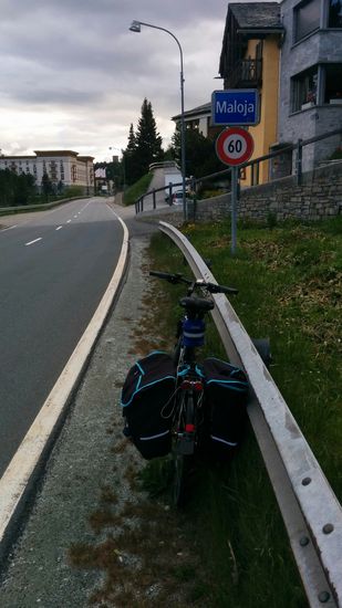 Ortsanfang Maloja. Übrigens hier nicht sichtbar, fließt einem der Inn als niedliches Bächlein zwischen Straße und dem großen Gebäude im Hintergrund entgegen um alsbald den Silser See zu bilden.